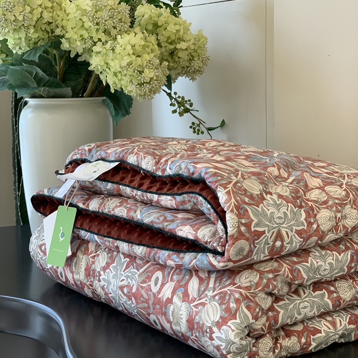 91家纺网 家纺一手货源 找家纺 汇庭 2025秋冬新款·幸运双豆春秋被系列 蔓德琳红