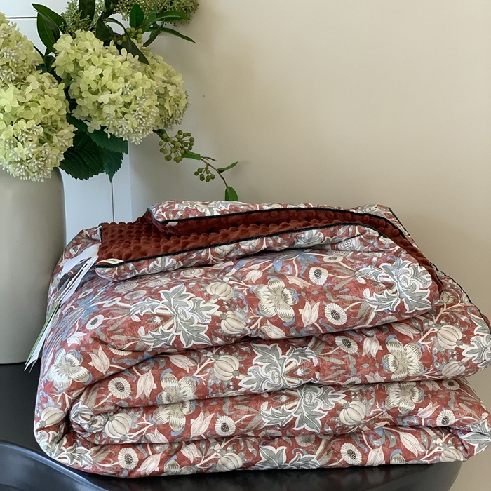 91家纺网 家纺一手货源 找家纺 汇庭 2025秋冬新款·幸运双豆春秋被系列 蔓德琳红