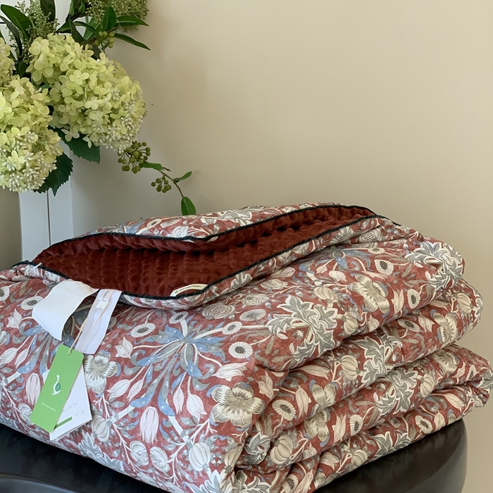 91家纺网 家纺一手货源 找家纺 汇庭 2025秋冬新款·幸运双豆春秋被系列 蔓德琳红