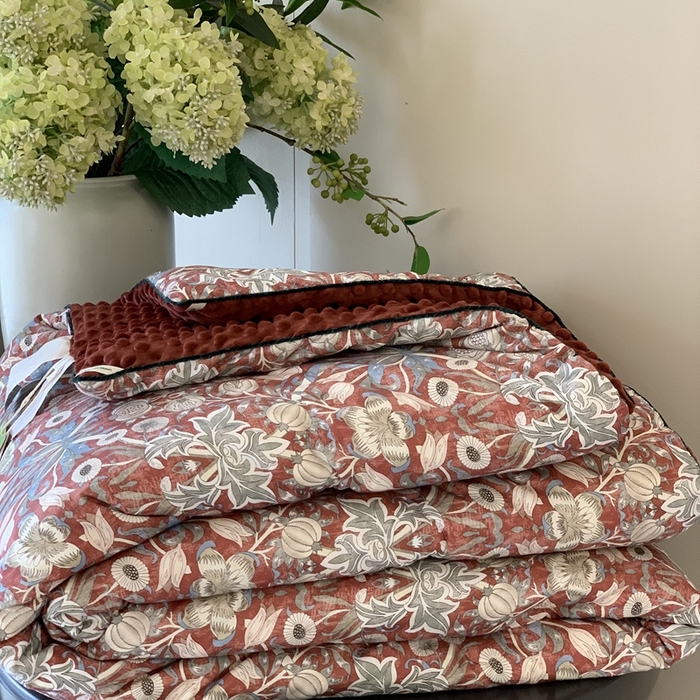 91家纺网 家纺一手货源 找家纺 汇庭 2025秋冬新款·幸运双豆春秋被系列 蔓德琳红