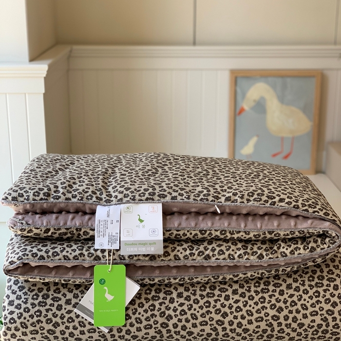 91家纺网 家纺一手货源 找家纺 汇庭 2025秋冬新款·幸运双豆春秋被系列 摩卡豹纹