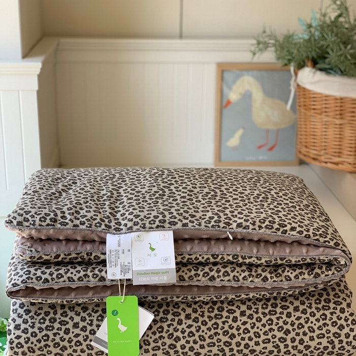 91家纺网 家纺一手货源 找家纺 汇庭 2025秋冬新款·幸运双豆春秋被系列 摩卡豹纹