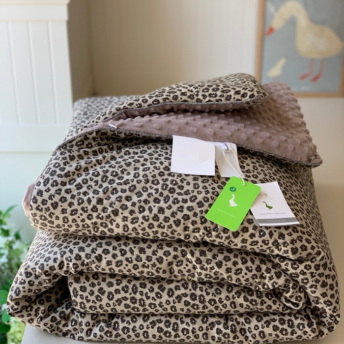 91家纺网 家纺一手货源 找家纺 汇庭 2025秋冬新款·幸运双豆春秋被系列 摩卡豹纹