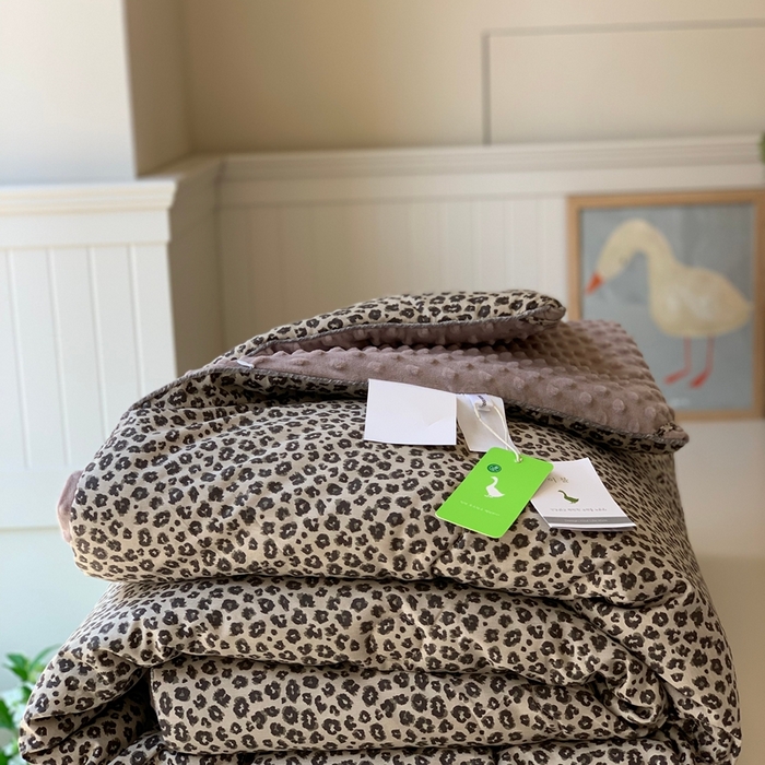 91家纺网 家纺一手货源 找家纺 汇庭 2025秋冬新款·幸运双豆春秋被系列 摩卡豹纹