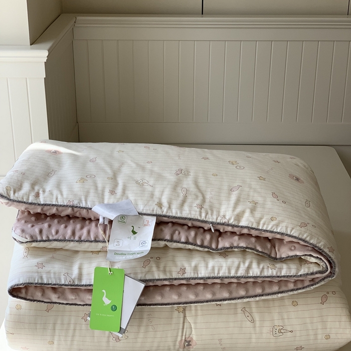 91家纺网 家纺一手货源 找家纺 汇庭 2025秋冬新款·幸运双豆春秋被系列 小鱼儿粉