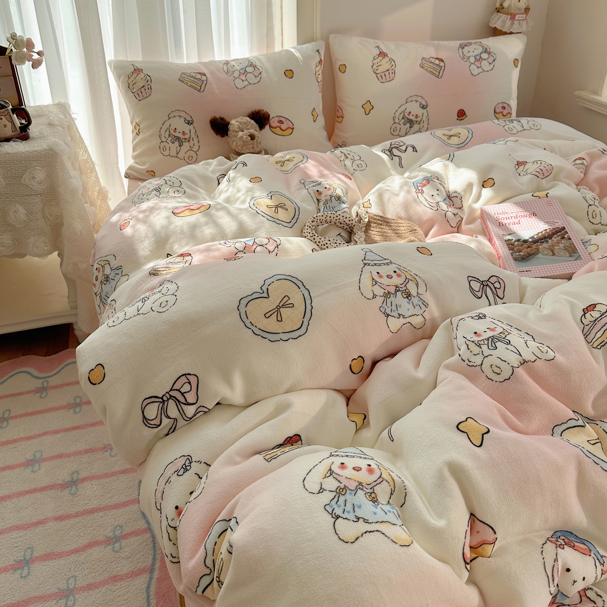 91家纺网 家纺一手货源 找家纺 耀达家居 爆款2025新款ins小清新少女奶油卡通可爱加厚200克牛奶绒四件套 邦尼下午茶