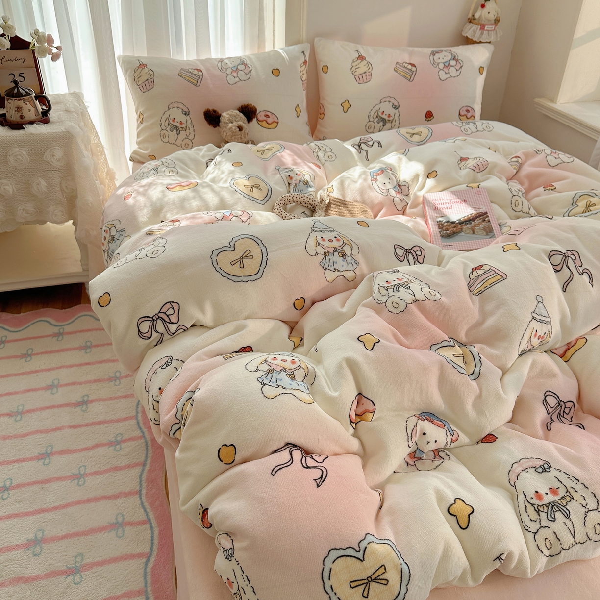 91家纺网 家纺一手货源 找家纺 耀达家居 爆款2025新款ins小清新少女奶油卡通可爱加厚200克牛奶绒四件套 邦尼下午茶