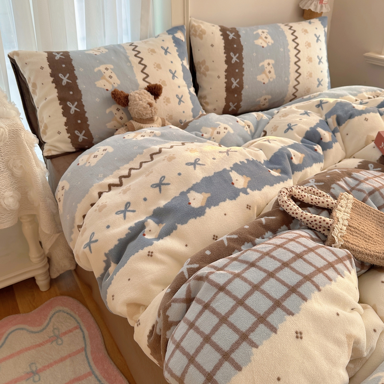 91家纺网 家纺一手货源 找家纺 耀达家居 爆款2025新款ins小清新少女奶油卡通可爱加厚200克牛奶绒四件套 费尔岛小狗