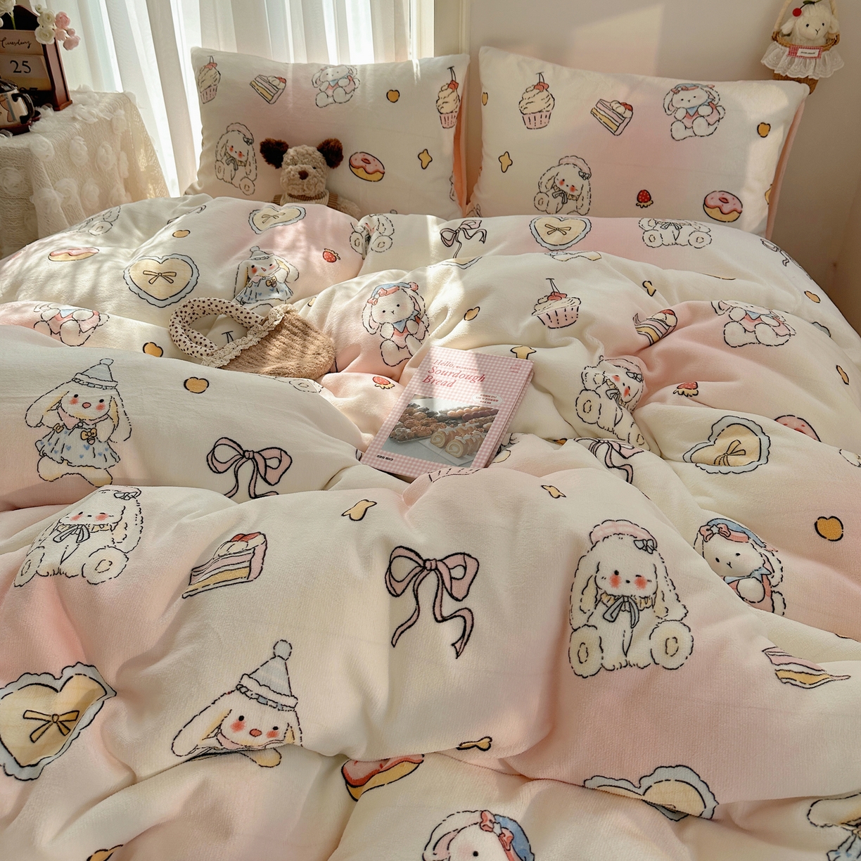 91家纺网 家纺一手货源 找家纺 耀达家居 爆款2025新款ins小清新少女奶油卡通可爱加厚200克牛奶绒四件套 邦尼下午茶