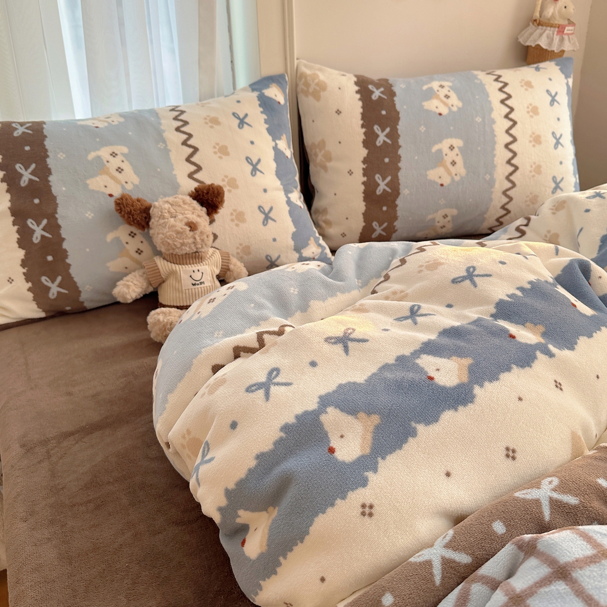 91家纺网 家纺一手货源 找家纺 耀达家居 爆款2025新款ins小清新少女奶油卡通可爱加厚200克牛奶绒四件套 费尔岛小狗