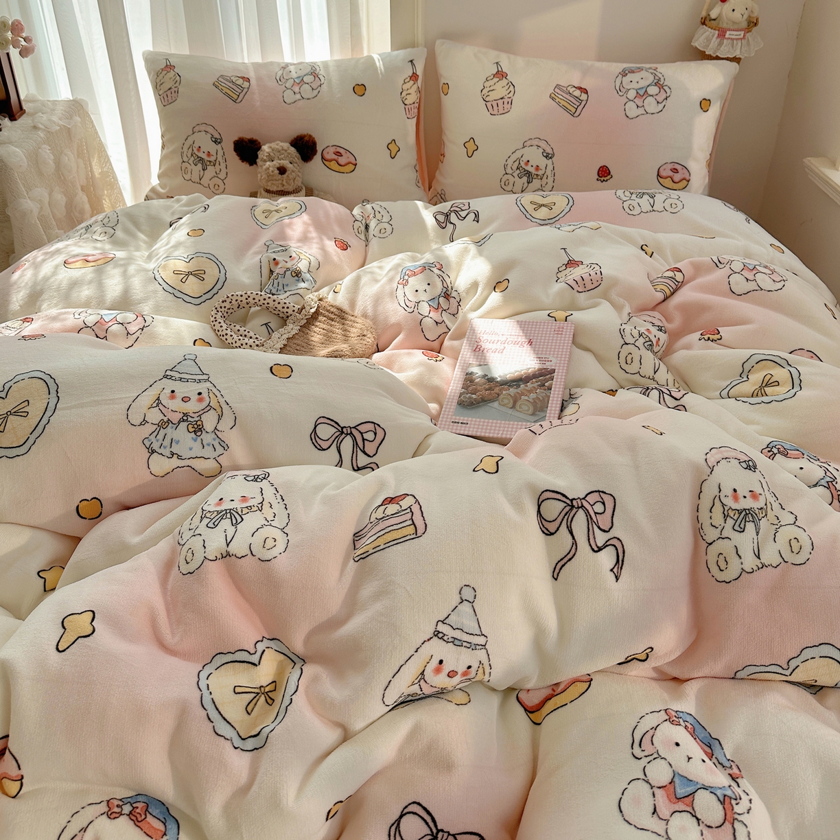 91家纺网 家纺一手货源 找家纺 耀达家居 爆款2025新款ins小清新少女奶油卡通可爱加厚200克牛奶绒四件套 邦尼下午茶
