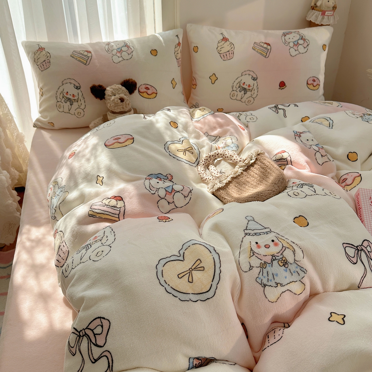 91家纺网 家纺一手货源 找家纺 耀达家居 爆款2025新款ins小清新少女奶油卡通可爱加厚200克牛奶绒四件套 邦尼下午茶
