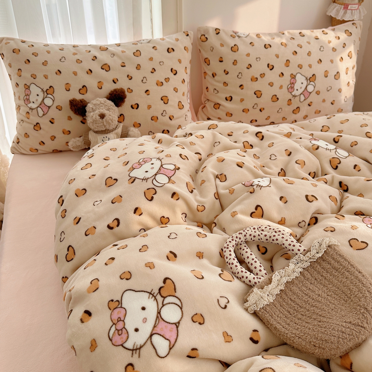 91家纺网 家纺一手货源 找家纺 耀达家居 爆款2025新款ins小清新少女奶油卡通可爱加厚200克牛奶绒四件套 豹纹凯蒂