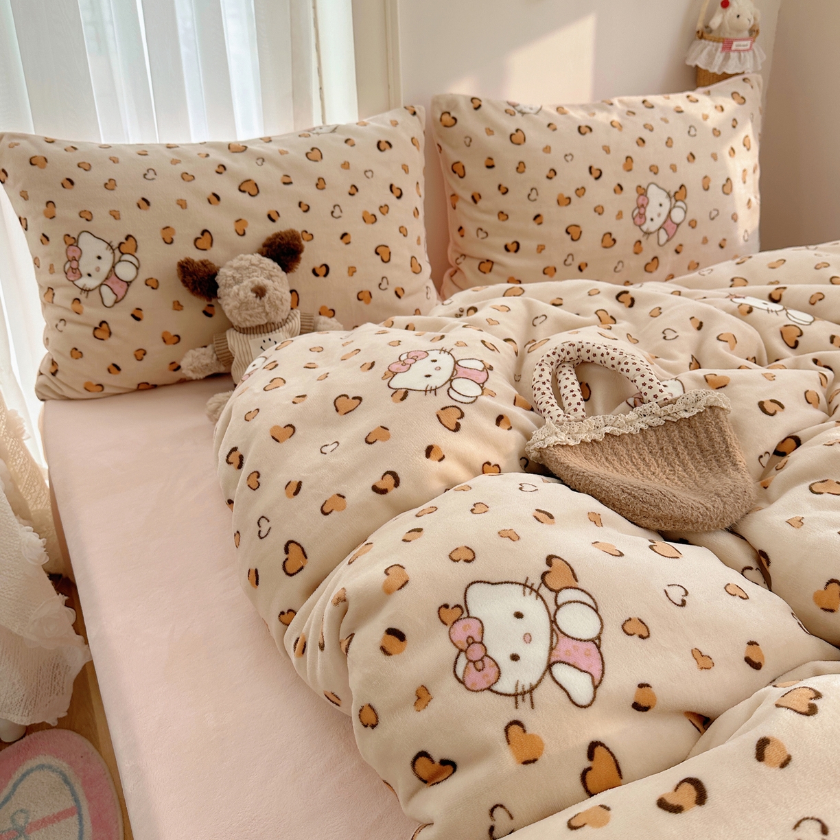 91家纺网 家纺一手货源 找家纺 耀达家居 爆款2025新款ins小清新少女奶油卡通可爱加厚200克牛奶绒四件套 豹纹凯蒂