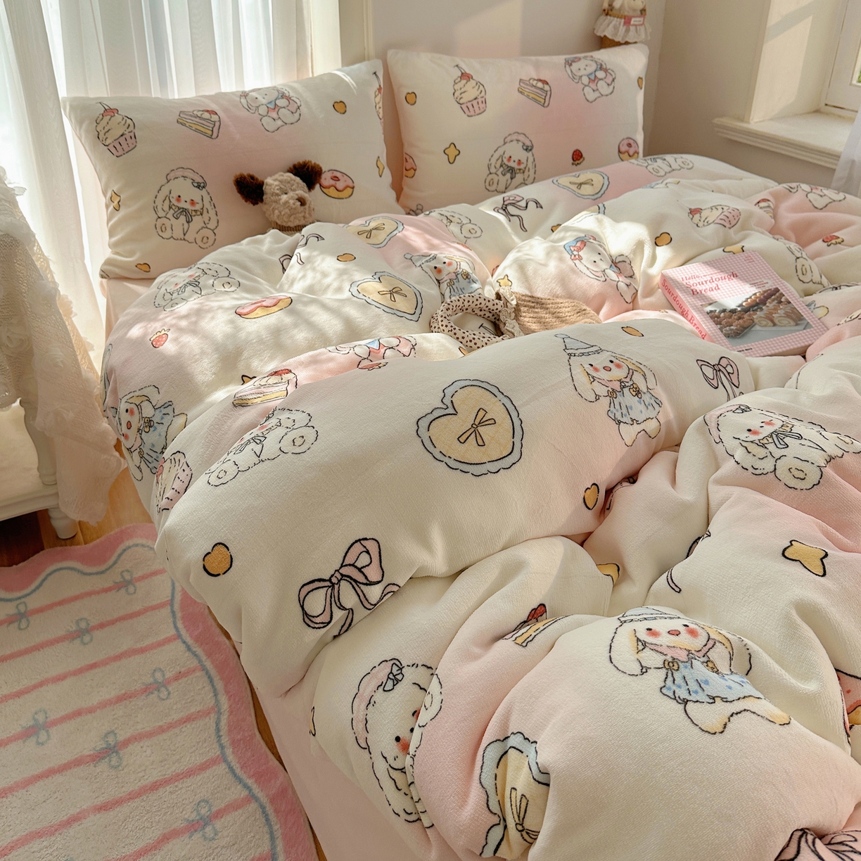 91家纺网 家纺一手货源 找家纺 耀达家居 爆款2025新款ins小清新少女奶油卡通可爱加厚200克牛奶绒四件套 邦尼下午茶