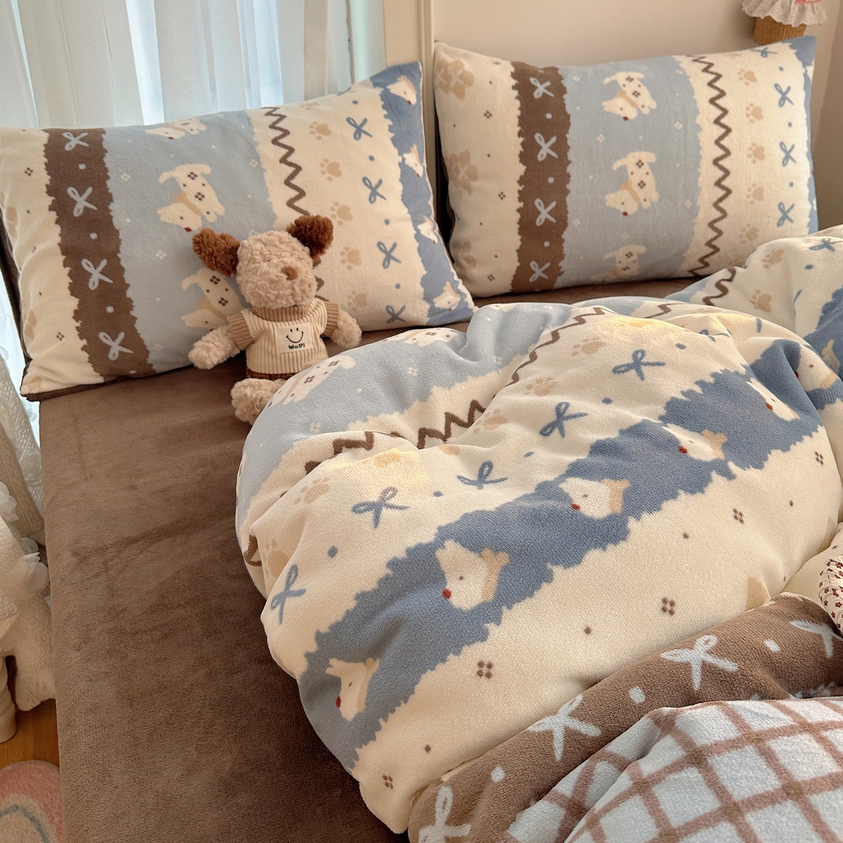 91家纺网 家纺一手货源 找家纺 耀达家居 爆款2025新款ins小清新少女奶油卡通可爱加厚200克牛奶绒四件套 费尔岛小狗