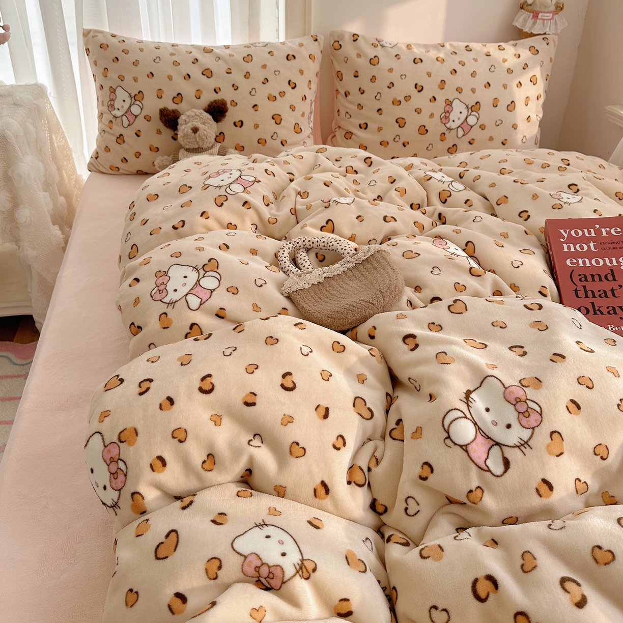 91家纺网 家纺一手货源 找家纺 耀达家居 爆款2025新款ins小清新少女奶油卡通可爱加厚200克牛奶绒四件套 豹纹凯蒂