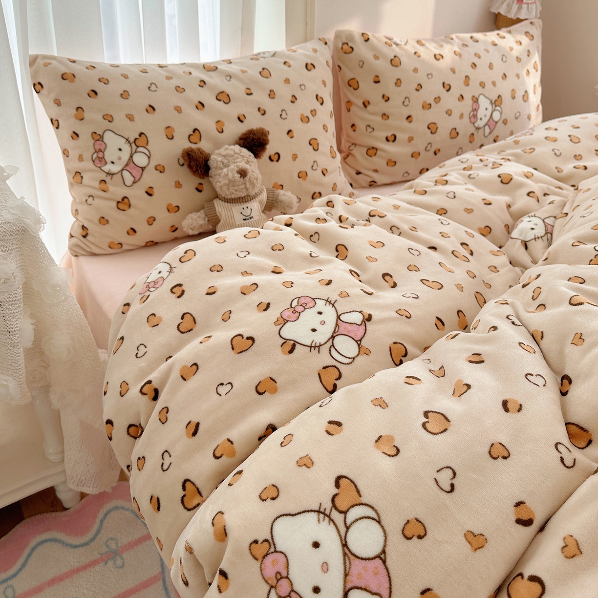 91家纺网 家纺一手货源 找家纺 耀达家居 爆款2025新款ins小清新少女奶油卡通可爱加厚200克牛奶绒四件套 豹纹凯蒂