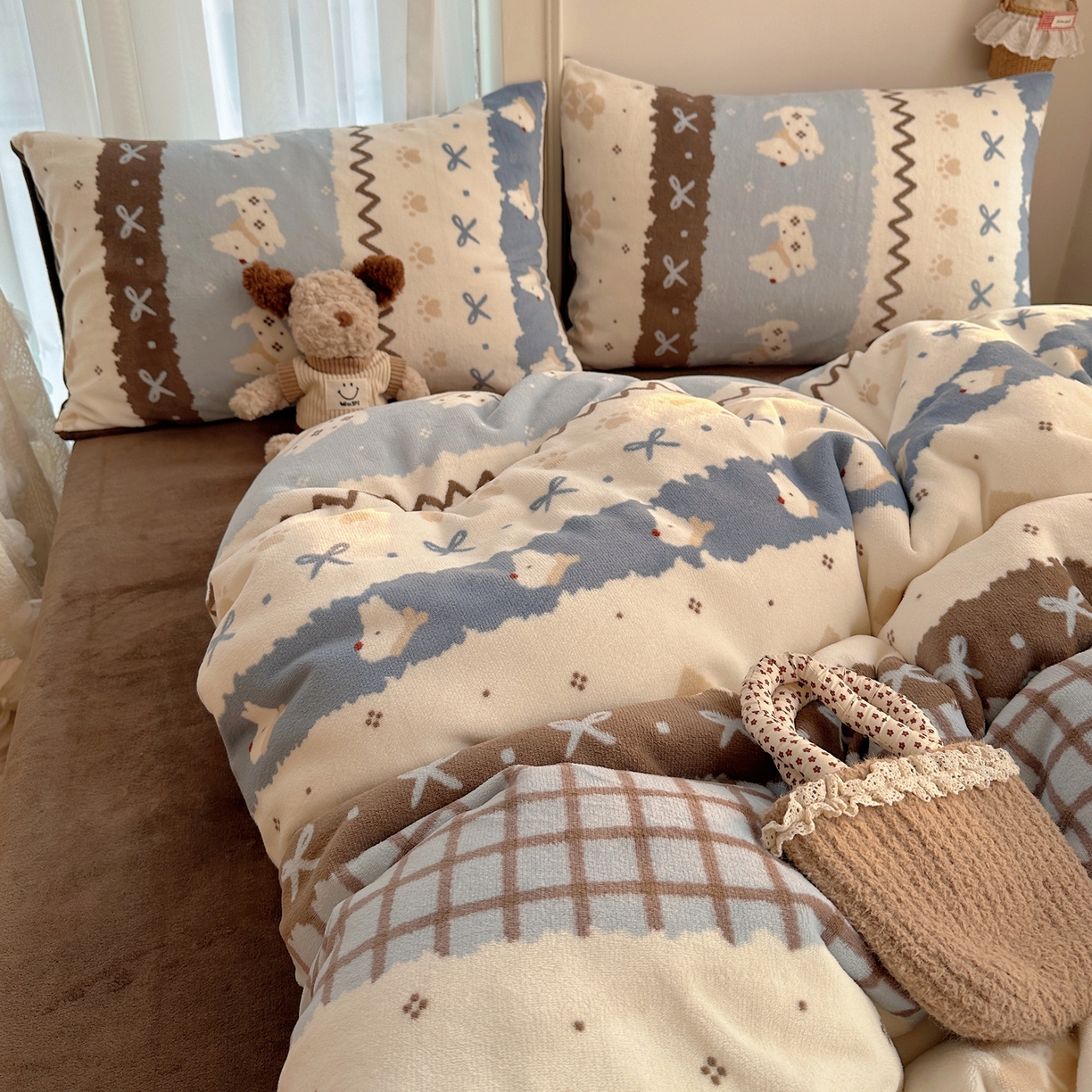 91家纺网 家纺一手货源 找家纺 耀达家居 爆款2025新款ins小清新少女奶油卡通可爱加厚200克牛奶绒四件套 费尔岛小狗