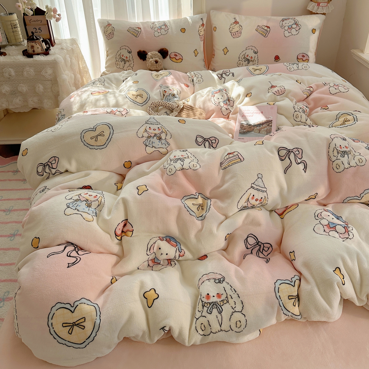 91家纺网 家纺一手货源 找家纺 耀达家居 爆款2025新款ins小清新少女奶油卡通可爱加厚200克牛奶绒四件套 邦尼下午茶