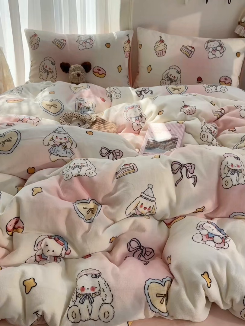 91家纺网 家纺一手货源 找家纺 耀达家居 爆款2025新款ins小清新少女奶油卡通可爱加厚200克牛奶绒四件套 邦尼下午茶