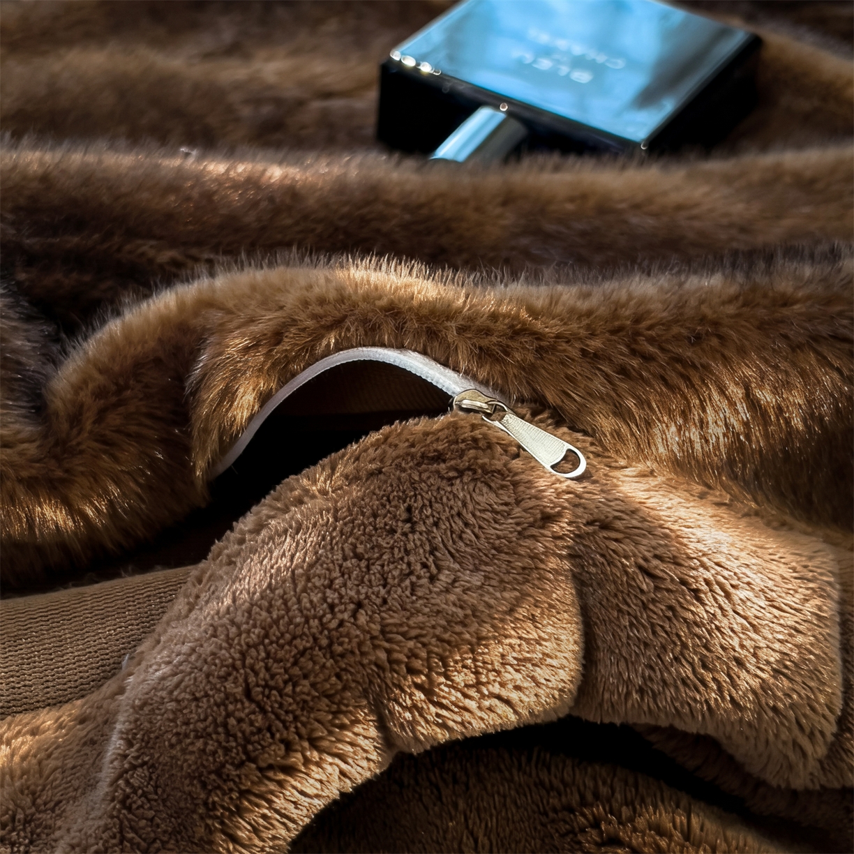 91家纺网 家纺一手货源 找家纺 慕木家纺 2025新款轻奢大金貂四件套雪山飞狐系列 雪山飞狐-棕咖