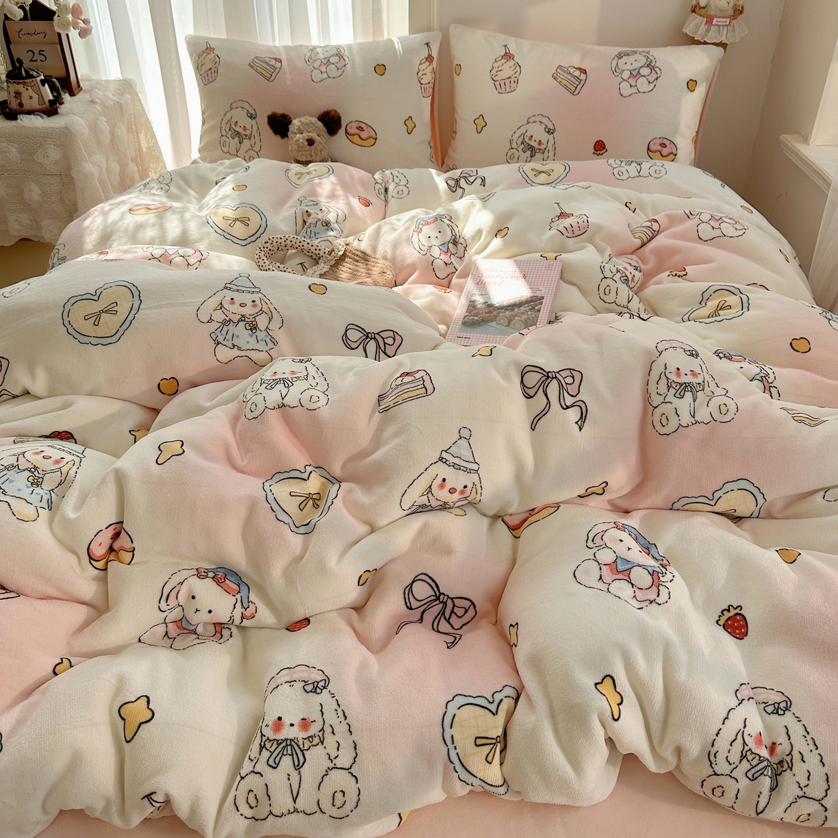 91家纺网 家纺一手货源 找家纺 耀达家居 爆款2025新款ins小清新少女奶油卡通可爱加厚200克牛奶绒四件套 邦尼下午茶