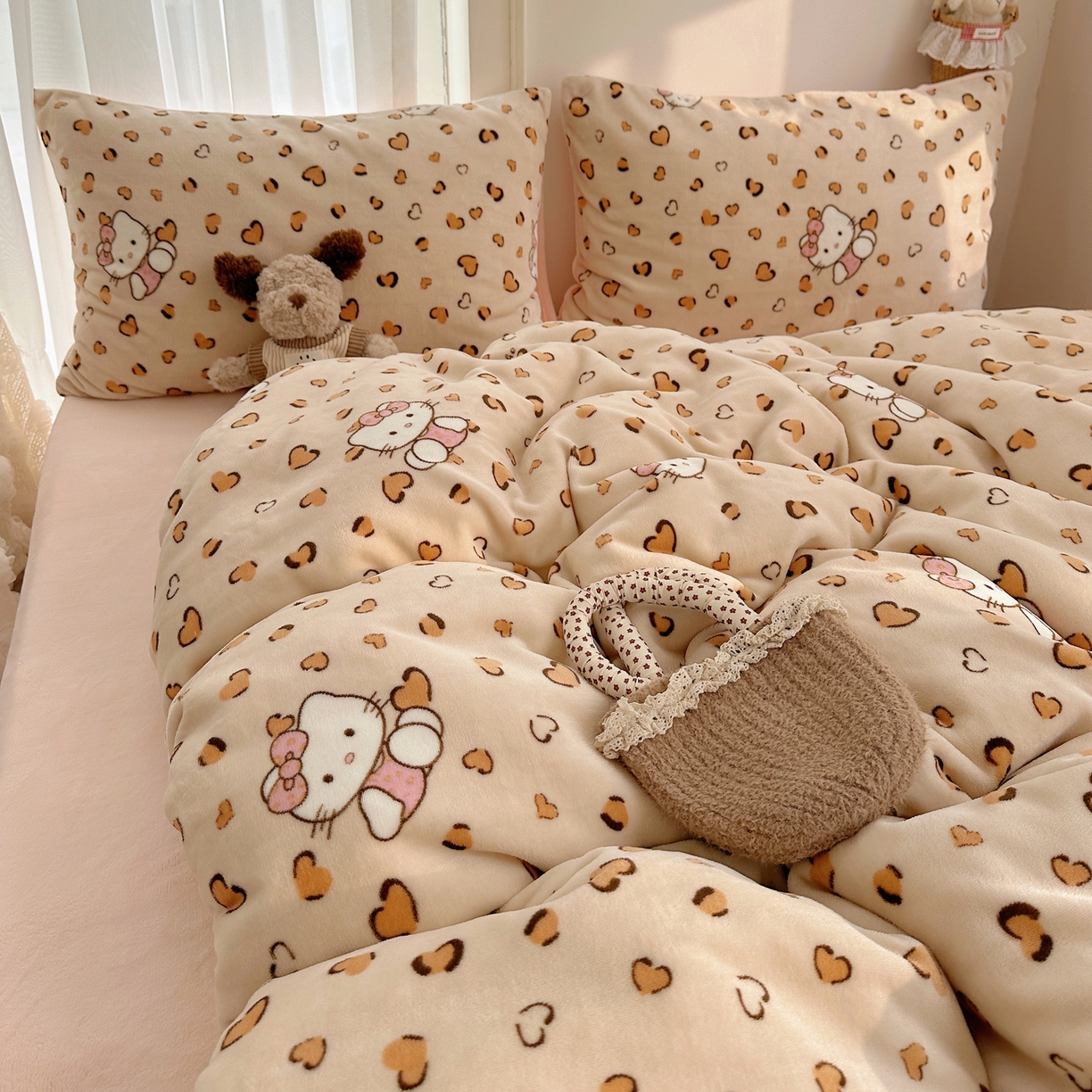 91家纺网 家纺一手货源 找家纺 耀达家居 爆款2025新款ins小清新少女奶油卡通可爱加厚200克牛奶绒四件套 豹纹凯蒂