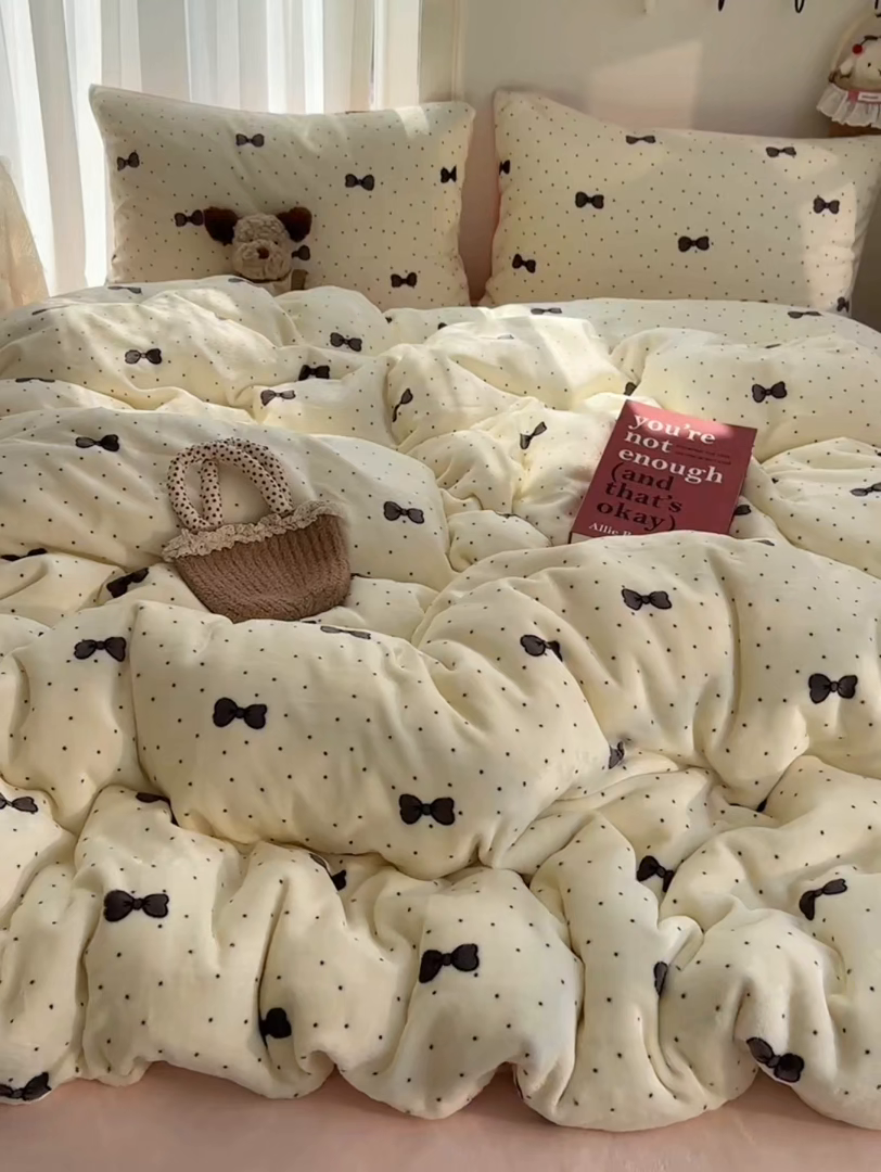 91家纺网 家纺一手货源 找家纺 耀达家居 爆款2025新款ins小清新少女奶油卡通可爱加厚200克牛奶绒四件套 蓝格凯蒂