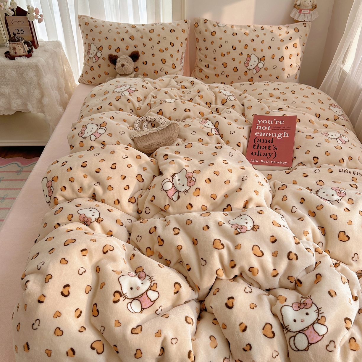 91家纺网 家纺一手货源 找家纺 耀达家居 爆款2025新款ins小清新少女奶油卡通可爱加厚200克牛奶绒四件套 豹纹凯蒂