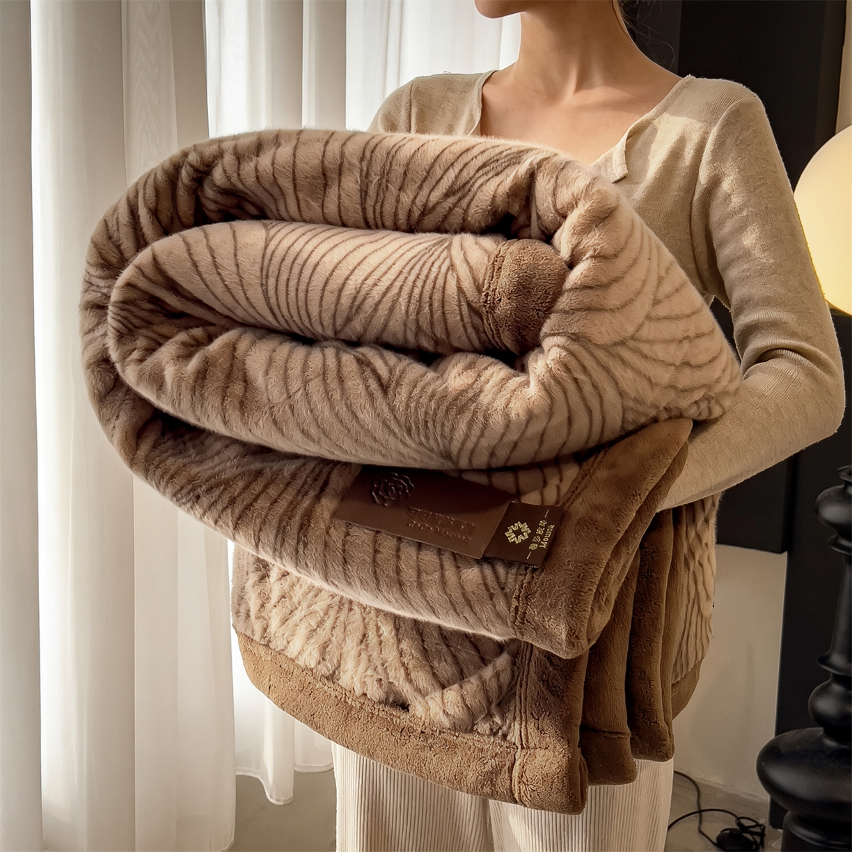 91家纺网 家纺一手货源 找家纺 慕木家纺 2025新款轻奢水貂拉链毛毯可可慕莎系列 可可慕莎-金棕叶