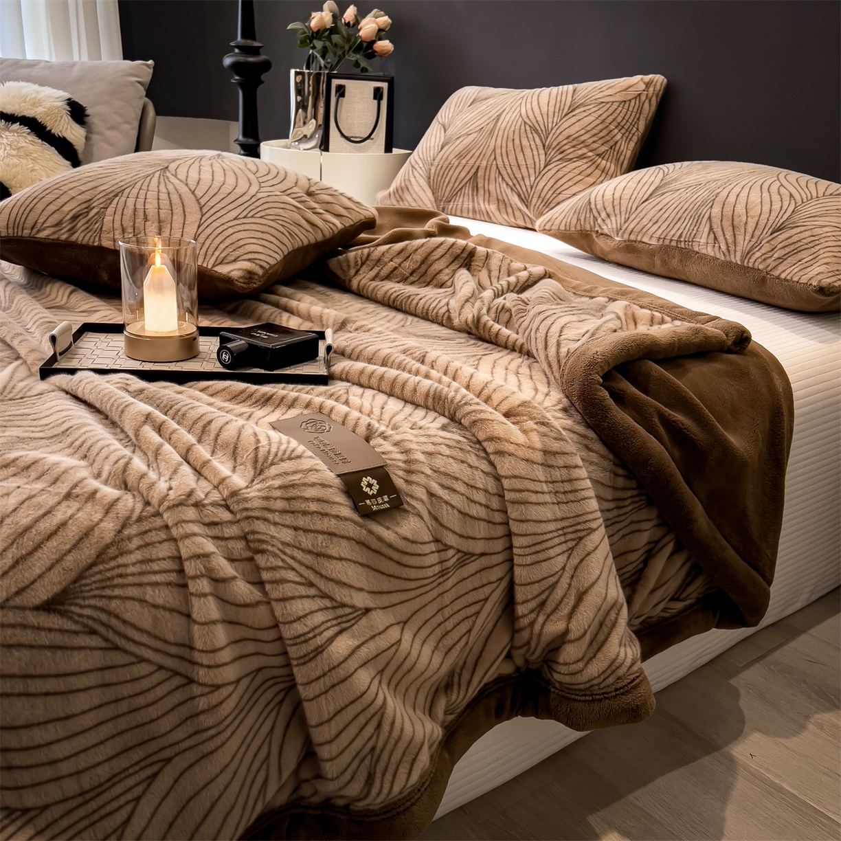 91家纺网 家纺一手货源 找家纺 慕木家纺 2025新款轻奢水貂拉链毛毯可可慕莎系列 可可慕莎-金棕叶