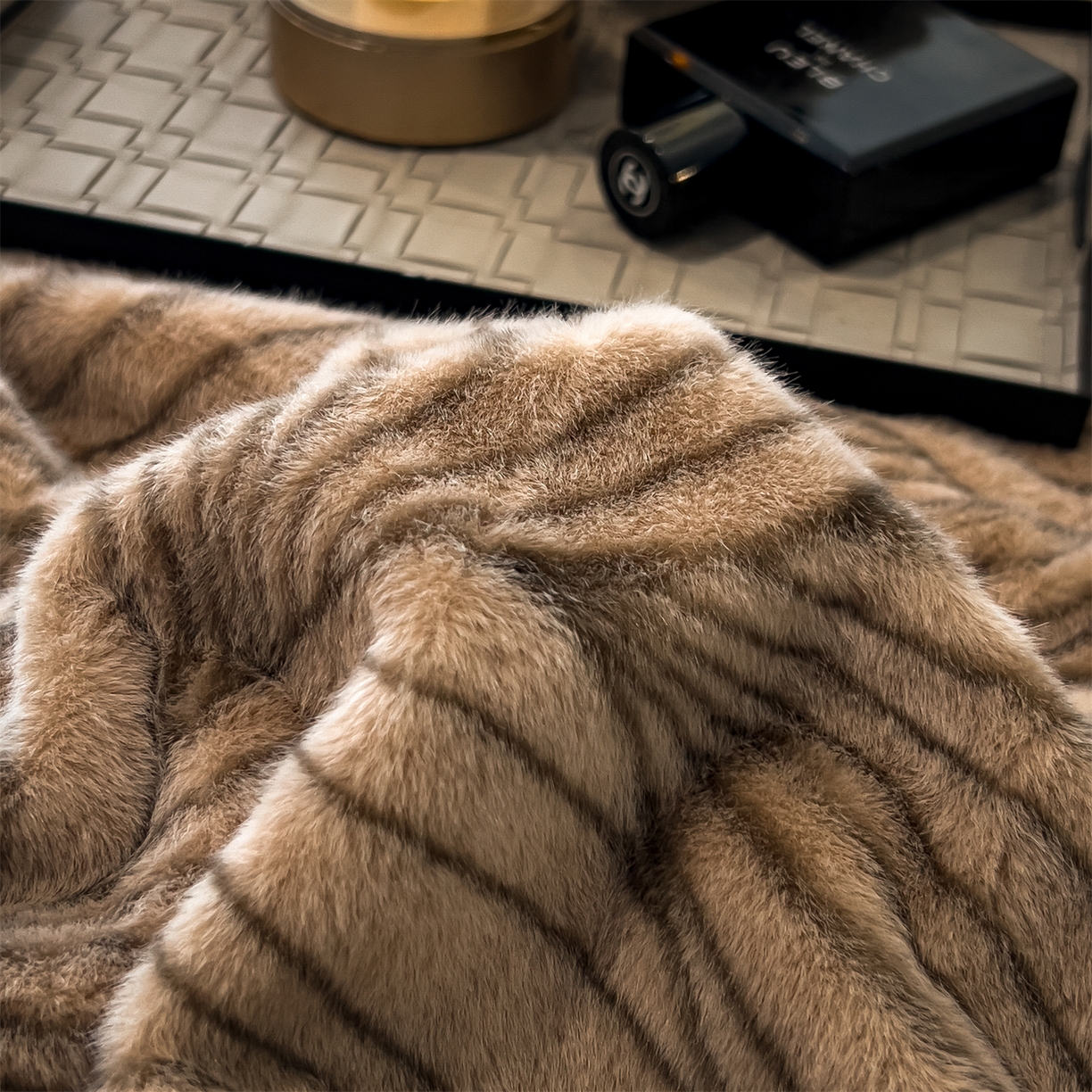 91家纺网 家纺一手货源 找家纺 慕木家纺 2025新款轻奢水貂拉链毛毯可可慕莎系列 可可慕莎-金棕叶