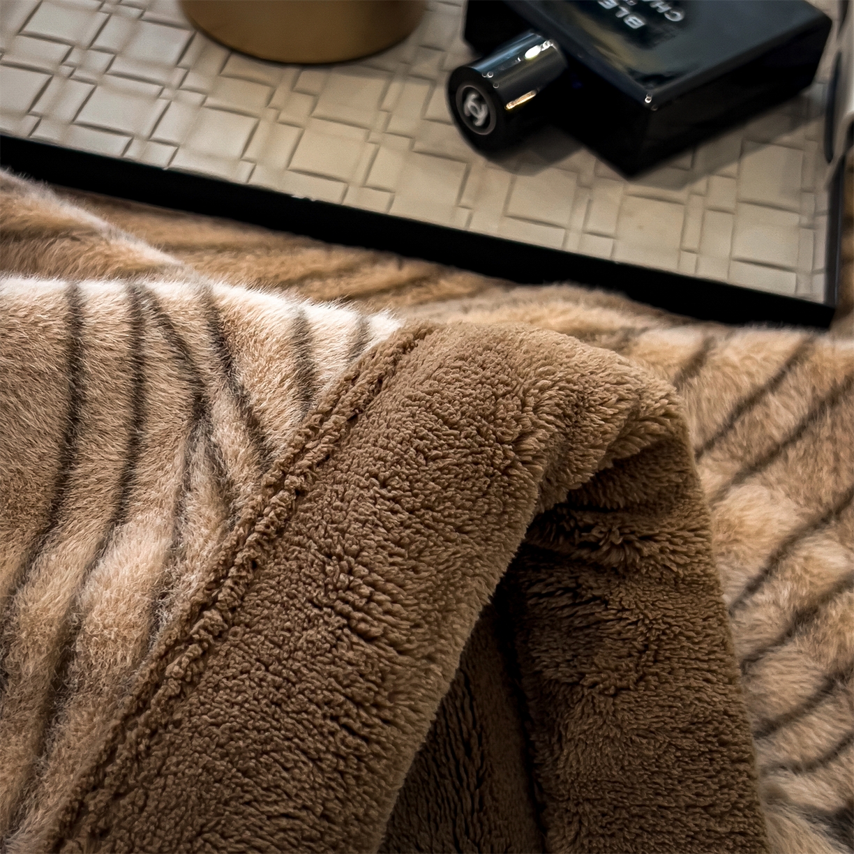 91家纺网 家纺一手货源 找家纺 慕木家纺 2025新款轻奢水貂拉链毛毯可可慕莎系列 可可慕莎-金棕叶