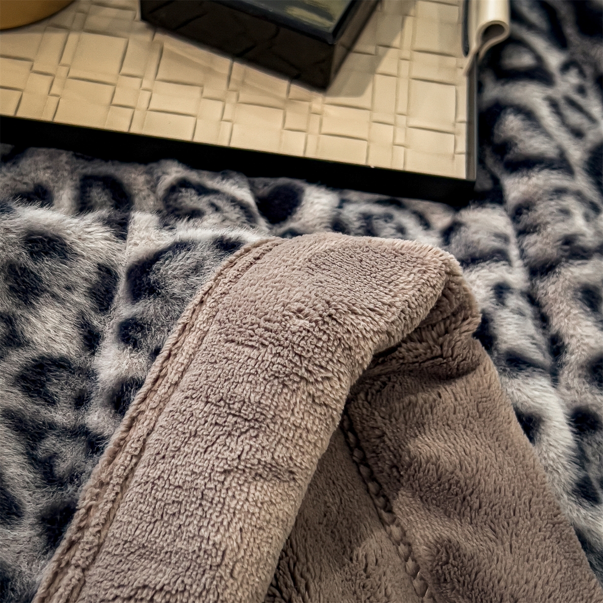 91家纺网 家纺一手货源 找家纺 慕木家纺 2025新款轻奢水貂拉链毛毯可可慕莎系列 可可慕莎-魅影蓝灰