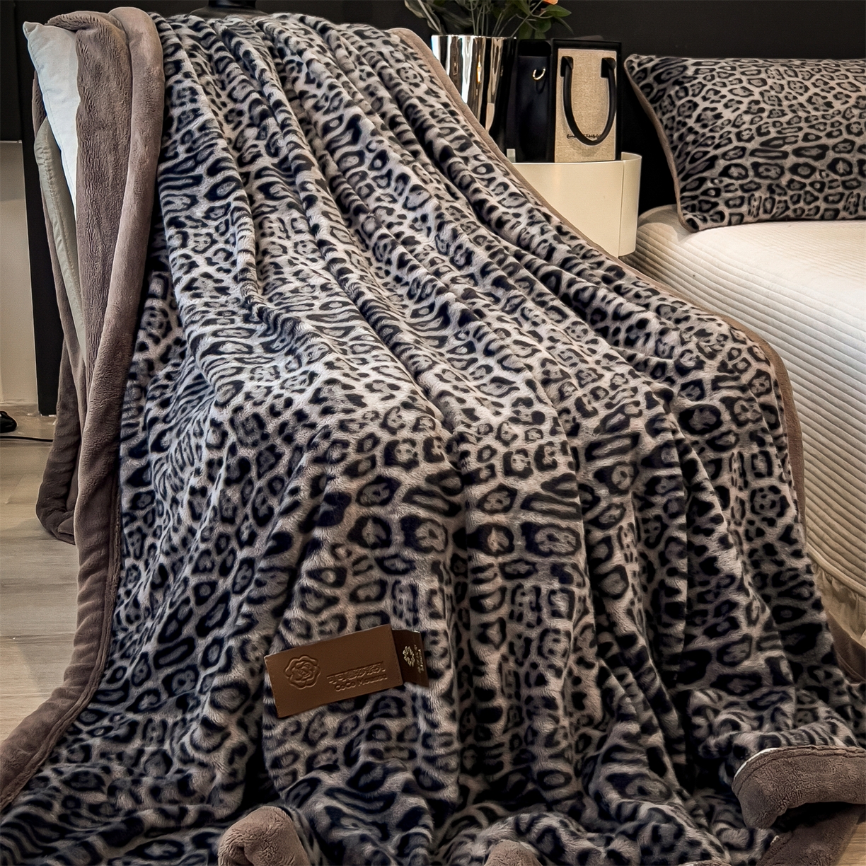 91家纺网 家纺一手货源 找家纺 慕木家纺 2025新款轻奢水貂拉链毛毯可可慕莎系列 可可慕莎-魅影蓝灰