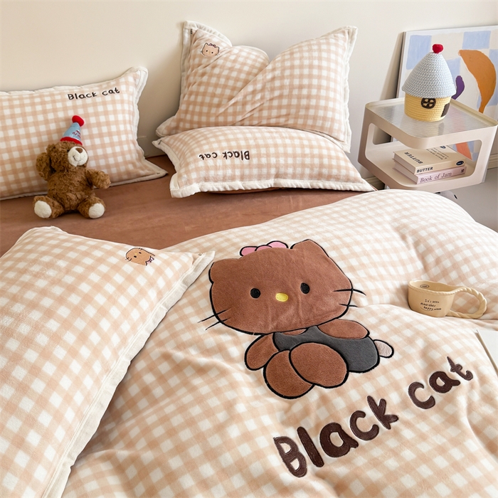 91家纺网 家纺一手货源 找家纺 艾特你 2025新款200克全工艺高克重牛奶绒贴布绣大包边四件套 美黑猫咪