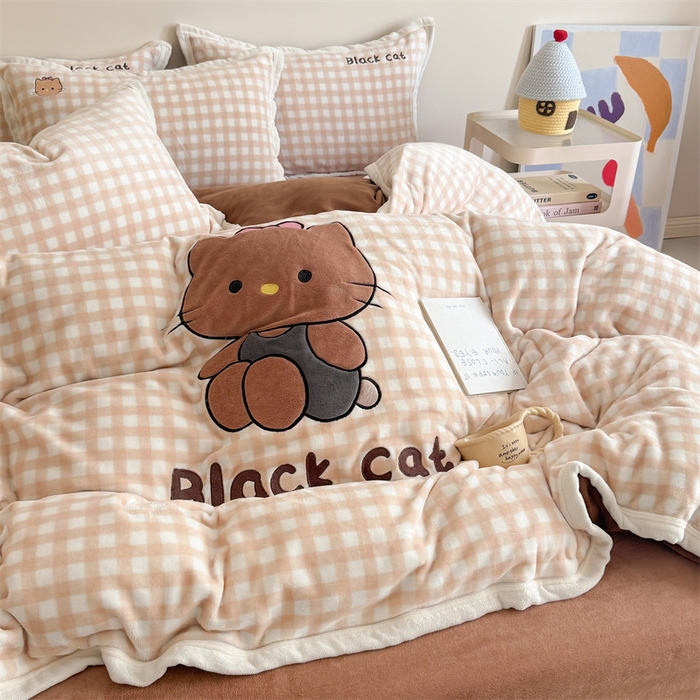 91家纺网 家纺一手货源 找家纺 艾特你 2025新款200克全工艺高克重牛奶绒贴布绣大包边四件套 美黑猫咪