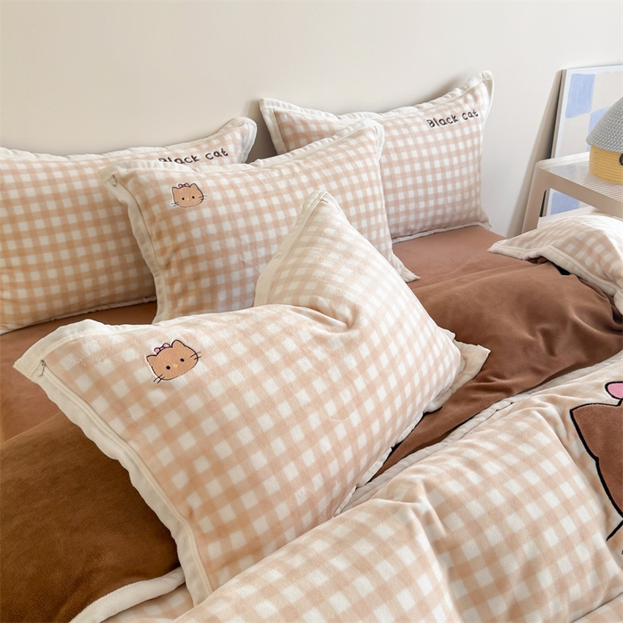 91家纺网 家纺一手货源 找家纺 艾特你 2025新款200克全工艺高克重牛奶绒贴布绣大包边四件套 美黑猫咪