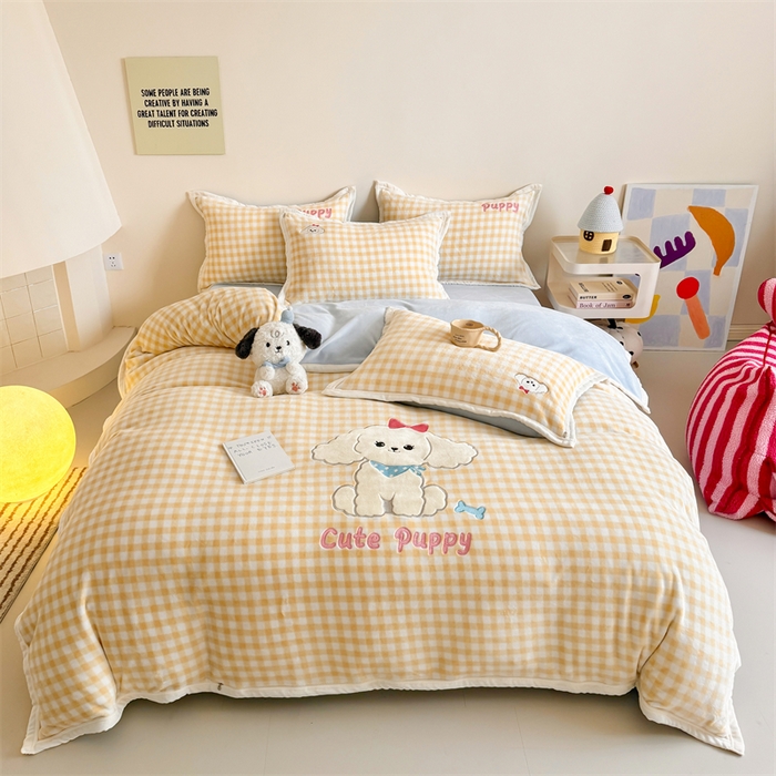 91家纺网 家纺一手货源 找家纺 艾特你 2025新款200克全工艺高克重牛奶绒贴布绣大包边四件套 可爱多