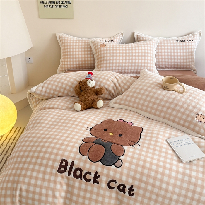 91家纺网 家纺一手货源 找家纺 艾特你 2025新款200克全工艺高克重牛奶绒贴布绣大包边四件套 美黑猫咪