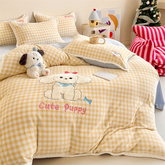 91家纺网 家纺一手货源 找家纺 艾特你 2025新款200克全工艺高克重牛奶绒贴布绣大包边四件套 可爱多