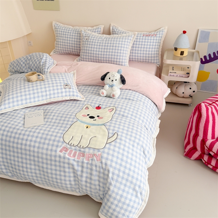 91家纺网 家纺一手货源 找家纺 艾特你 2025新款200克全工艺高克重牛奶绒贴布绣大包边四件套 樱桃柯基