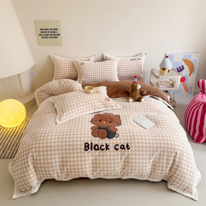 91家纺网 家纺一手货源 找家纺 艾特你 2025新款200克全工艺高克重牛奶绒贴布绣大包边四件套 美黑猫咪