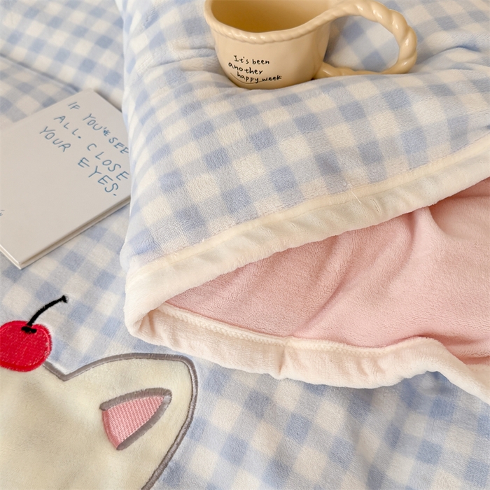 91家纺网 家纺一手货源 找家纺 （总）艾特你 2025新款200克全工艺高克重牛奶绒贴布绣大包边四件套