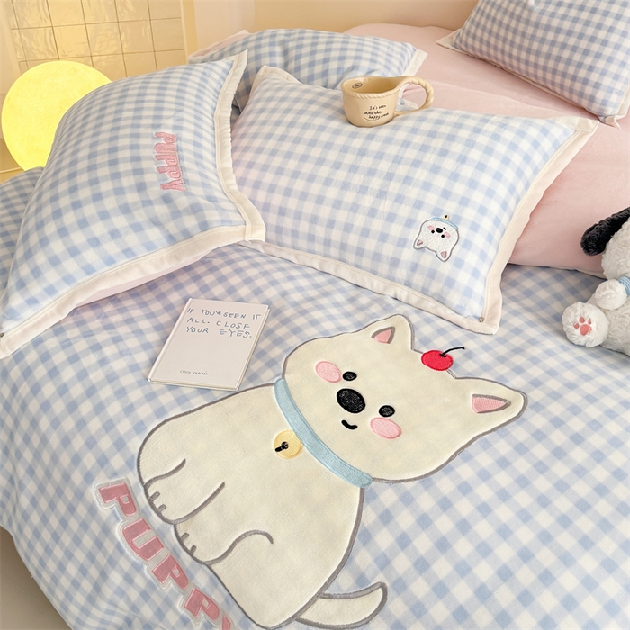 91家纺网 家纺一手货源 找家纺 （总）艾特你 2025新款200克全工艺高克重牛奶绒贴布绣大包边四件套