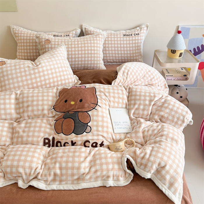 91家纺网 家纺一手货源 找家纺 艾特你 2025新款200克全工艺高克重牛奶绒贴布绣大包边四件套 美黑猫咪