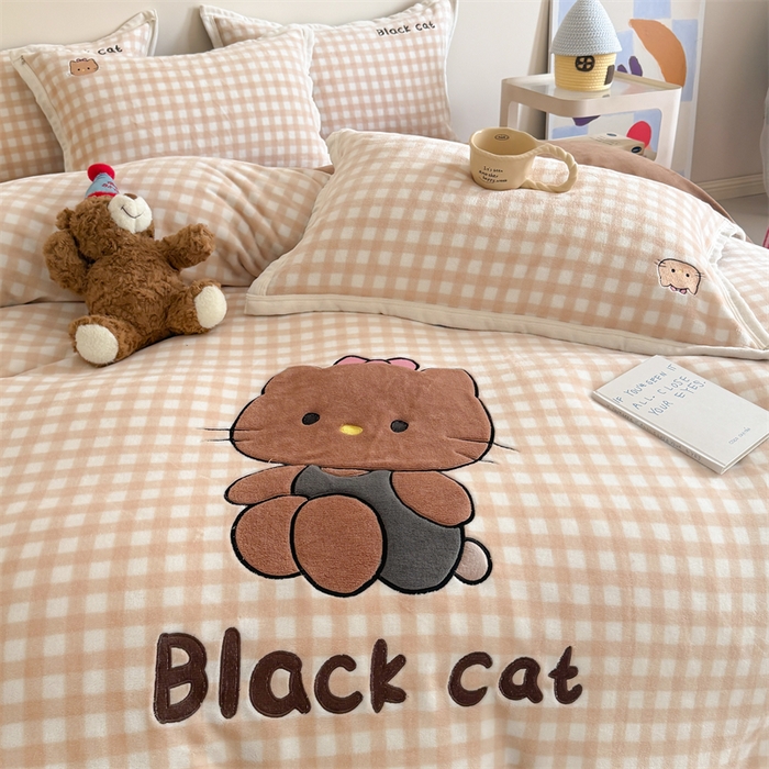 91家纺网 家纺一手货源 找家纺 艾特你 2025新款200克全工艺高克重牛奶绒贴布绣大包边四件套 美黑猫咪