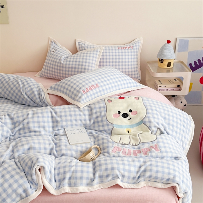 91家纺网 家纺一手货源 找家纺 （总）艾特你 2025新款200克全工艺高克重牛奶绒贴布绣大包边四件套