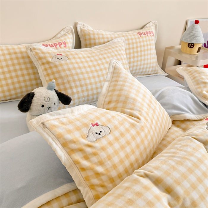 91家纺网 家纺一手货源 找家纺 艾特你 2025新款200克全工艺高克重牛奶绒贴布绣大包边四件套 可爱多